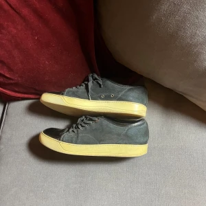Lanvin - Lanvin skor i hyfsat skick lite gula men de är lätt att fixa. En innersulan fattas (vänster sko). Storlek 42 