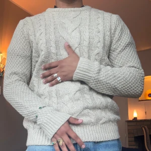 Stickad tröja - Fet kabelstickad tröja. Tyvärr har den inget märke så vet ej vart den är ifrån. Storlek M. Perfekt till hösten! Hör av er vid frågor!!