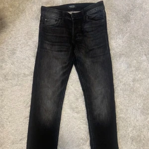 Jeans, slim Glenn ,Jack & Jones  - Svarta Slim fit jeans från Jack & Jones. Modell herr, slim/Glenn, storlek 29/32, oanvända. Nypris 799kr 