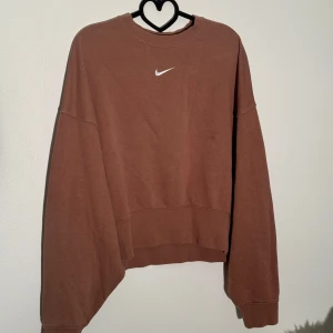 NIKE jumper  - Använd vid två tillfällen så fint skick! Finns en bit som är lite mörkare- finns på bild - har inte tvättat den så vet inte vad det kan vara. 