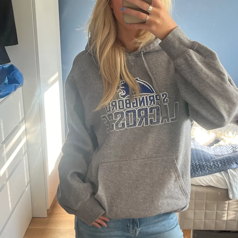 Snygg vintage hoodie med snyggt tryck💙  Säljer då den inte kommer till användning . Hoodies.