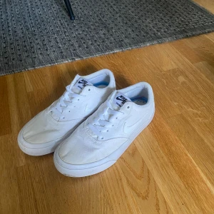 Vita Nike skor  - Helt okej skick, använd en sommar. Äkta Nike skor, köpta från Nikes hemsida 
