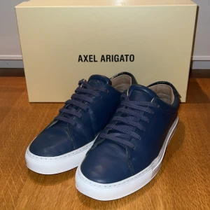 Axel Arigato  - Mörkblå skinnskor från Axel Arigato. Väldigt bra skick 9/10.  Hör av dig om du har frågor! Priset är inte hugget i sten. 