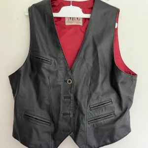 Skinnväst - Supercool skinnväst. I storlek 40 så jag som är en 36a har använt den oversize vilket funkar jättebra. Har även sytt in ett snöre så man kan spänna in den :)