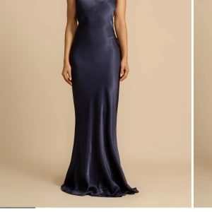 Arcina ori klänning  - Säljer min fina klänning i modellen the monique. Helt oanvänd men klänningen var tyvärr för stor på mig. Klänningen är helt slutsåld och  kostade 3849kr+ 1700kr i tull. 