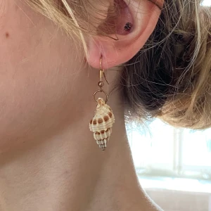 Örhängen  - Fina snäckörhängen med guldfärgade hängen! Skickar med örhängena på sista bilden också :) kan skickas med frimärke 18 kr. Säljer massor av smycken, samfraktar gärna