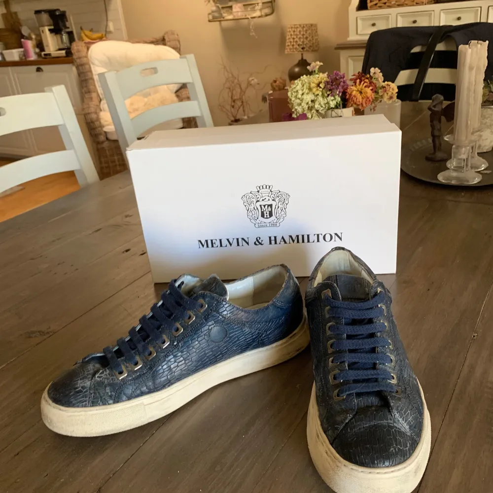 Säljer ett par snygga blå sneakers från Melvin & Hamilton. Nypris 2199 mitt pris 449 . Skor.