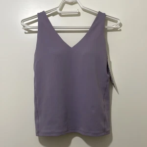 Bh topp - Linne med inbyggd BH från Uniqlo  Aldrig använd helt ny med lapp kvar