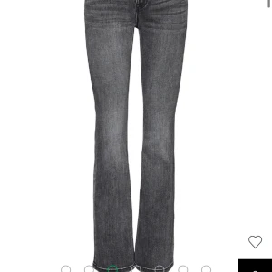 Gråa bootcut jens - Helt oanvända jeans i storlek L i midjan och 32 i längd! Passar mig som vanligvis har S/36 i midjan och är 167cm lång!💓
