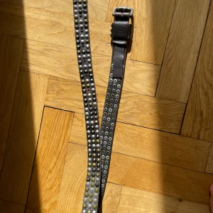 Lieberskind Berlin bälte - Bälte från liebeskind. Fin kvalite och bra skick. 