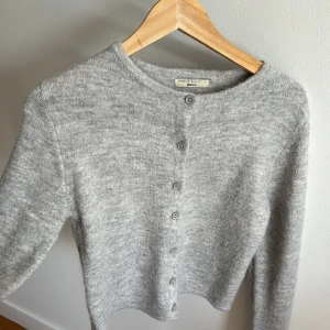 Stickad kofta - Säljer denna så fina stickade kofta från Gina tricot i så bra skick🤩💕