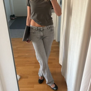 Lågmidjade Jeans - Snygga gråa lågmidjade jeans från bikbok. Jag är bra på längden och passformen på mig som är 1,64 m. Innerbenslängd = 80cm. Pris går att diskutera. Höra av er vid frågor, bilder osv🌺