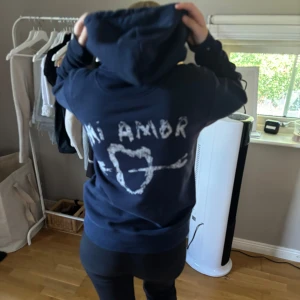 Mi Amor Hoddie - Säljer min as snygga Mi Amor hoddie!⚡️⚡️Perfekt nu till hösten och till skolan!! Den är väl använd men i väldigt bra skick!! Köpte den dirket från zalando för 1300kr, Pris kan diskuteras🙏🏻