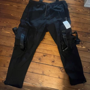 techwear cargo byxor - techwear byxor från bershka original pris: £55,99 ~ 755kr 