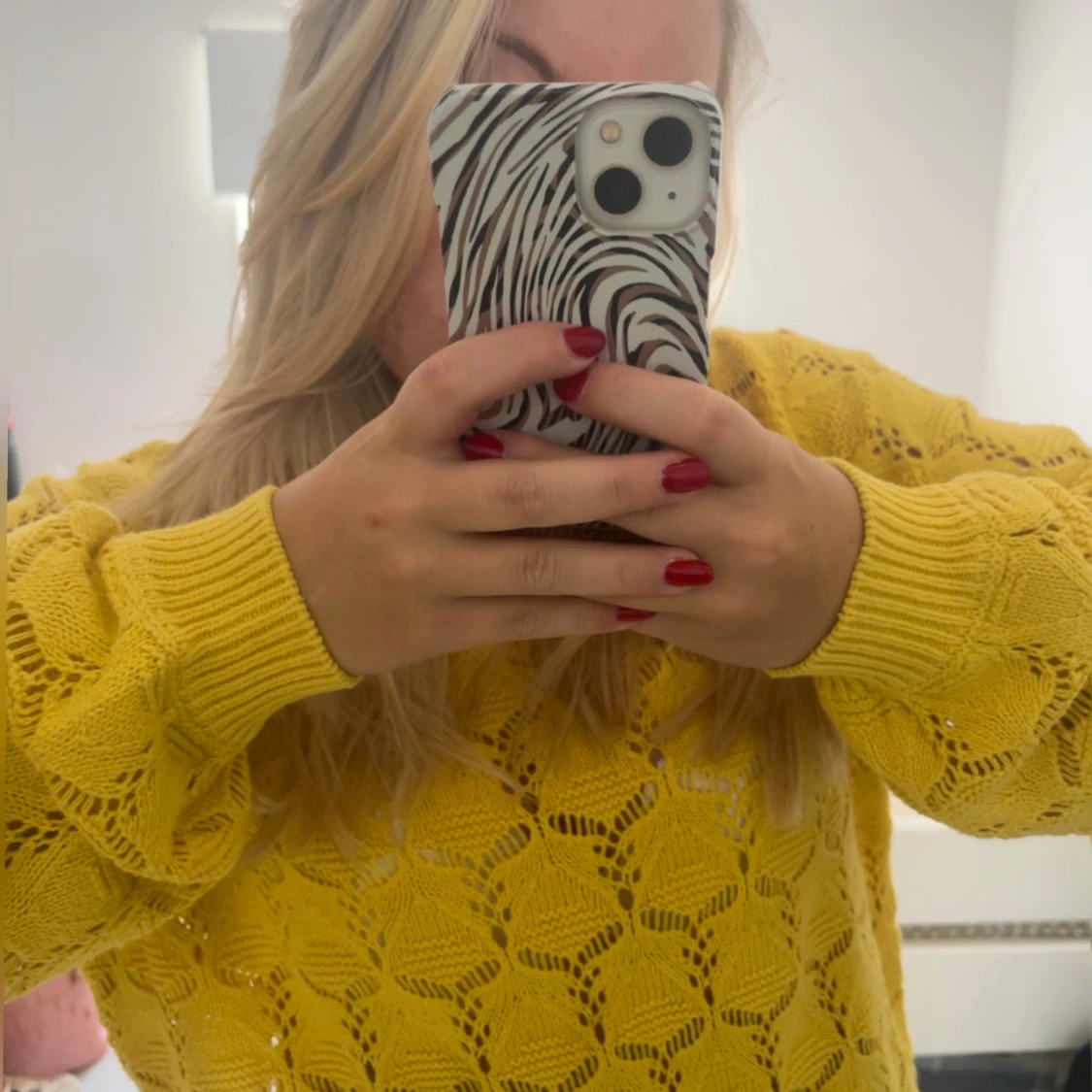 Gul stickad tröja - 90