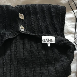 Ganni klänning  - Svart virkad klänning från Ganni med slits. Använd 2 gånger. Djup i ryggen 