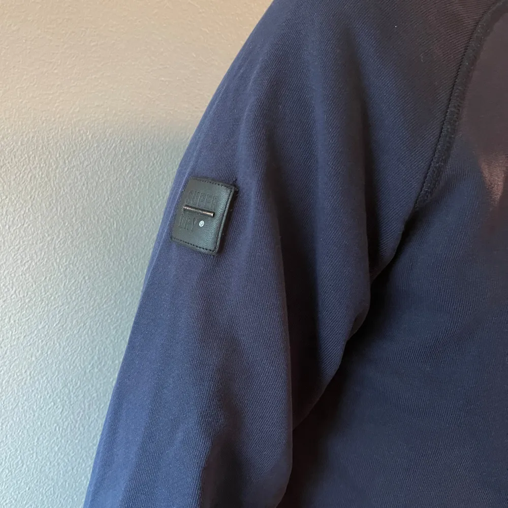 Säljer sweatshirt från Superdry i fint skick. Tröjan är blå och i 100 % bomull. Stl M. . Neuletakit & Villapaidat.