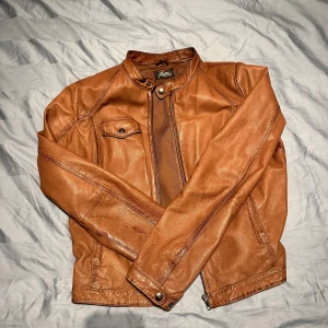 Bikerjacka Jofama - En snygg brun läderjacka från Jofama ny Kenza. Bra skick med lite defekter (se bild 3). Sällan använd men stilen är att jackan ska se lite sliten ut🥰🩷  Står tyvärr ingen storlek men den är ganska liten, skulle säga S eller M!