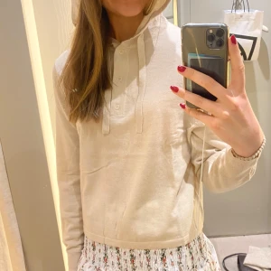 Filippa k hoodie  - Säljer denna beiga Filippa K hoodie i fint skick! 