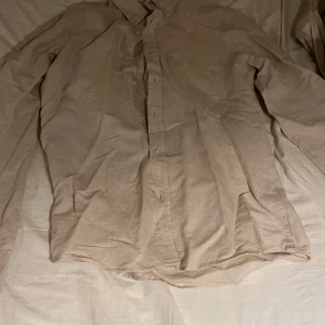 Linne Skjorta  - Säljer denna skjorta som aldrig använts från Zara!✌🏻