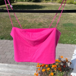 Rosa croppat linne - Ett rosa croppat linne med smala axelband. Linnet passar bra till mig som normalt har storlek S i toppar.   Aldrig använt 😚  Längd: 22 cm Byst: 74 cm