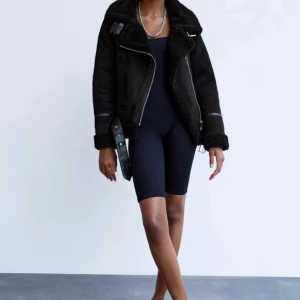 Jacka i shearling - Superfin jacka perfekt för höst och vinter, endast används enstaka gånger därmed i ett jättebra skick💕