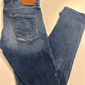 Ett par replay jeans i storlek 33/34 som är i otroligt bra skick och knappt använda (anbass modellen) jeansen har även grymt snygga och små slitningar🌟 Nypris runt 1600kr Mitt pris 569kr