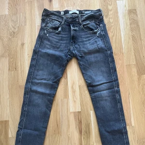 Replay anbass jeans - Replay aged anbass jeans som är sparsamt använda och i väldigt bra skick.  Pris går att diskutera vid snabb affär! 