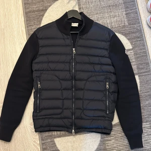 Moncler cardigan  - Tja, säljer nu min riktigt feta moncler cardigan då jag letar annan, skicket på cardiganen skulle jag säga är 9/10 dragkedjorna funkar som dom ska. Skriv för mer info 