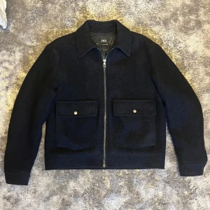 Zara ull-jacka  - Blå jacka köpt från Zara för 1200kr och är 100% ull. Jackan är använd max 3 gånger och har inga defekter eller tecken på användning.  Jackan är i storlek M och den passar mig bra, som är ca 180 cm lång och väger ca 67kg.