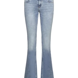 Lee Jeans - Skitsnygg gammal modell från Lee som är bootcut & lågmidjad med ett snyggt hål vid knäet. Är osäker på storleken men skulle säga S. Kom med bra bud då jag inte vet hur mycket jeansen är värda💗
