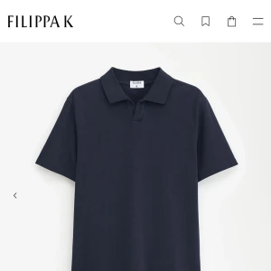 Mörkblå pikétröja från Filippa K - Säljer en stilren och klassisk mörkblå pikétröja från Filippa K. Tröjan är i storlek S och är tillverkad av ekologisk bomull. Använd ett par gånger men bra skick! Nypris 900kr.