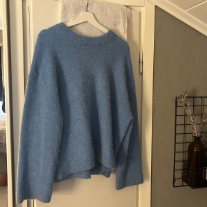 Blå stickad tröja från Gina Tricot  - Jätte fin blå stickad tröja i strl S, kommer inte till använd där av väldigt bra skick på tröjan.🩵
