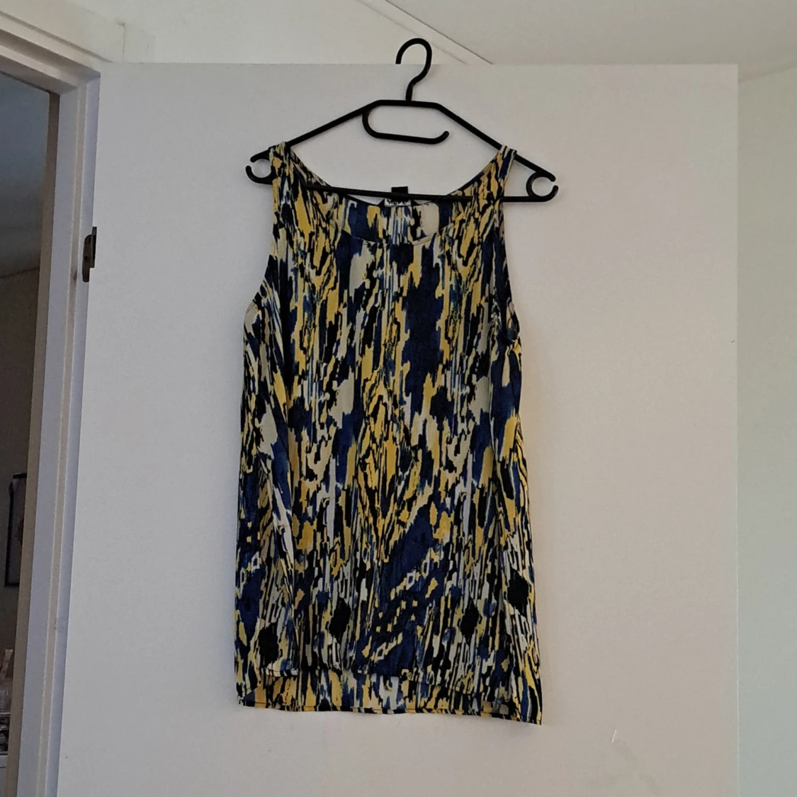 Mönstrad ärmlös klänning - 90