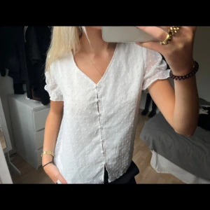 Vit topp - Säljer denna vita söta topp med genomskinlig rygg då den inte kommit till användning så mycket 💗