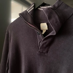 Halfzip  - Riktigt snygg halfzip med både drag kedja och knappar Tröjan är i riktigt bra skick