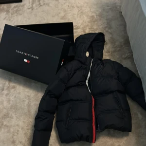 Tommy hilfiger jacka - Tommy hilfiger jacka ny pris 2500kr mera bilder bara att fråga