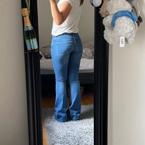 lågmidjade jeans - lågmidjade bootcutjeans💕 midjemått: ca 36-39, strechiga innerbenslängd: ca 85