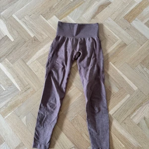 Nvgtn contour seamless tights -  Träningstights från nvgtn i storlek xs använda ett fåtal gånger. 