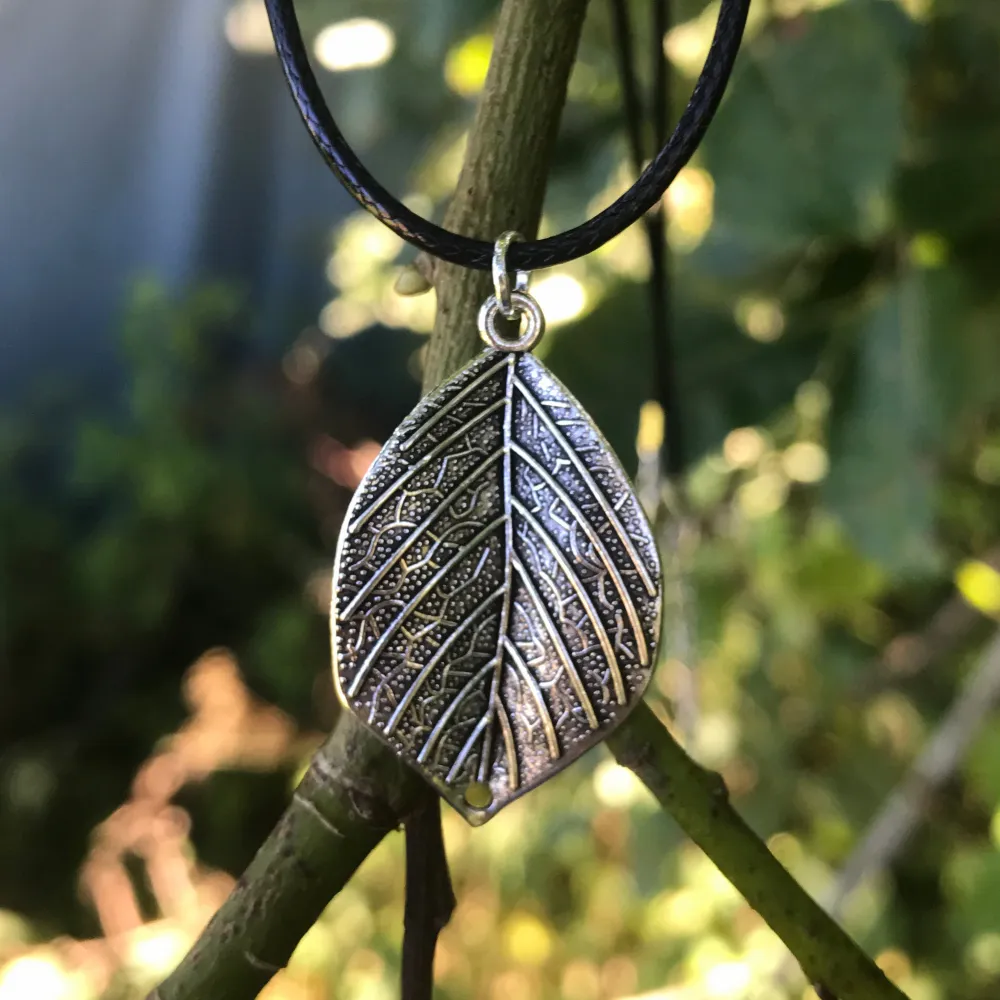 Vackra silver-löv halsband i 13 olika designer. Vilket löv man vill ha väljs vid köp🌿🍃🍁🍂pris: 70-120kr. Accessoarer.