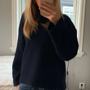 Stickad tröja - Jättefin o mjuk stickad tröja från Gina tricot köpes förra hösten men kommer inte till användning längre så därför säljer ja den!💓hör av er vid frågor o annat!💞💞
