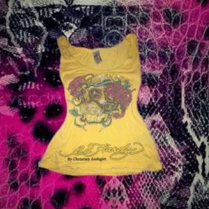 Gult edhardy linne - Ed Hardy linne i en gul färg med rhinestones. Linnet är i storlek 38 (M) och har knappt används. Några få stenar har ramlat av men inget man märker, klicka på köp nu om intresserade !!💗💗