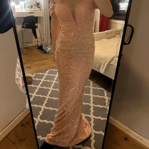 Balklänning  - Så din balklänning Endast provat klänningen, så aldrig använt den!  För fler bilder, bakifrån osv kan ni skriva privat! 