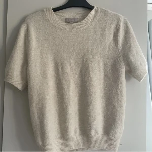 Stickad beige kortärmad tröja  - Stickad T-shirt från Hm. Den är i storlek M men passar mig som har xs/s i vanliga fall. Tröjan är lite nopprig men inte något man tänker på. Vid frågor är det bara att höra av sig💗