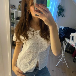 Broderad topp - Har sytt in den själv till att passa S/M beroende hur man vill den ska sitta, därav ej perfekta sömmar