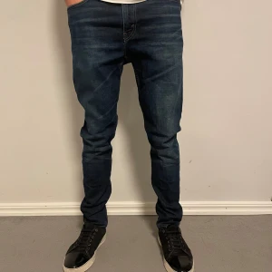 Levis jeans  - Hej! Säljer nu dessa super snygga Levis jeans. Modellen är 184 och väger 70kg. Jeansen är i toppskick 10/10. Hör av dig vid frågor!
