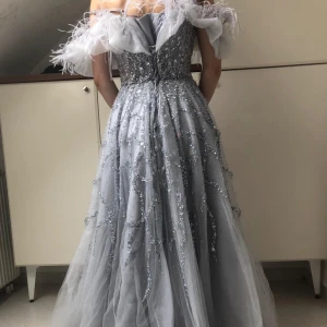 Festklänning  - Jättefin grå festklänning som ger prinsessa känsla. Använd vara en gång. Du kan justera storleken själv.  