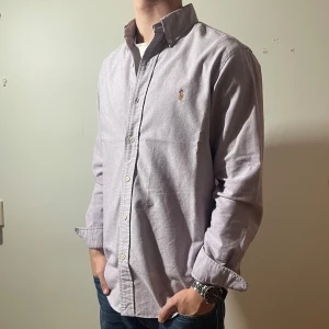 Ralph lauren skjorta - Lila skjorta från Ralph lauren, storlek S passar M, i fint skick. Pris 499kr, modellen är 174cm och 67kg, skriv vid fundering eller fråga👀