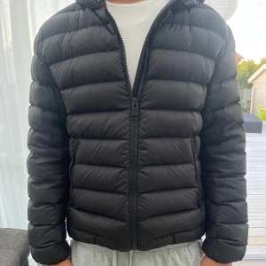 Svart pufferjacka från Colmar - Snygg Colmar jacka, använd väldigt varsamt en vinter så skicket är toppen! Storlek 50. Modellen bär vanligtvis S-M och passar honom bra. Hör av dig vid frågor pris kan diskuteras🙏🏻