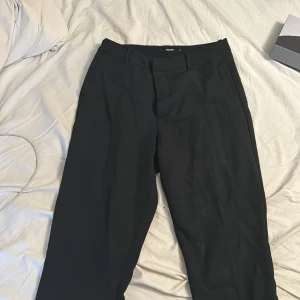 Kostymbyxor - Kostymbyxor från bikbok ASSÅ ÄLSKAR!!! Säljes pga stor storlek men köpt i mindre nu, asså såååå snygga😍😍